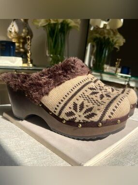 Cozy Brown Knit Faux-Fur Clog Mules